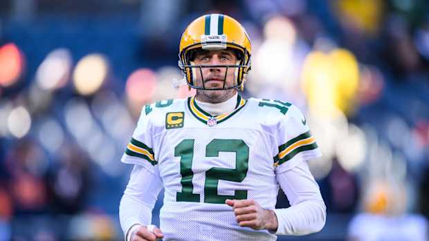 Green Bay Packers QB Aaron Rodgers runs onto field pregame